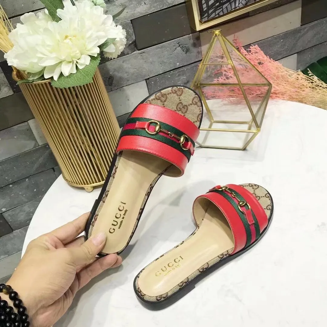 👟👟Ex-factory price 280👟👟 Gucci slippers. All in sheepskin. Sheepskin feet with original GUCCI bronze buckles. High-end atmosphere. Wear-resistant and non-slip branded rubber outsole. 35-42 yards. (41*42 can be customized, non-refundable and non-exchangeable* Welcome new and old customers to sell as shown in the picture)